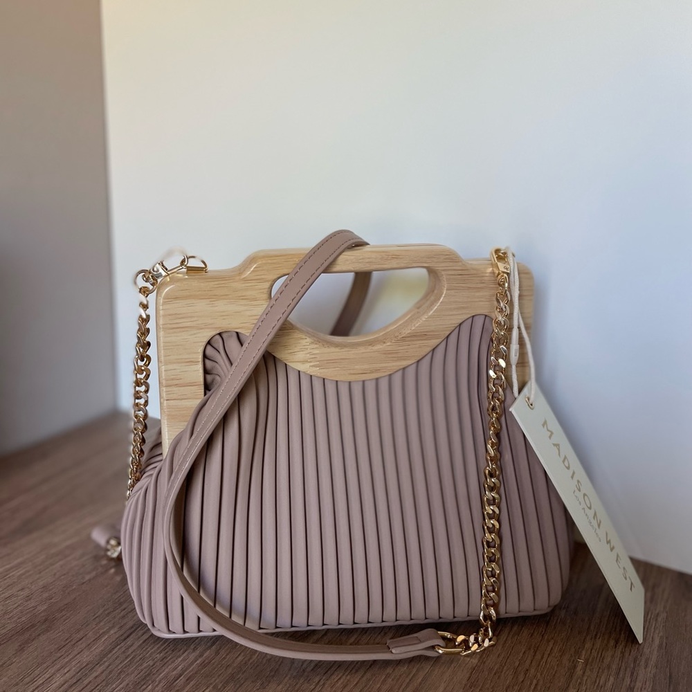 Brand new crossbody bag, great for vacations or just going out.